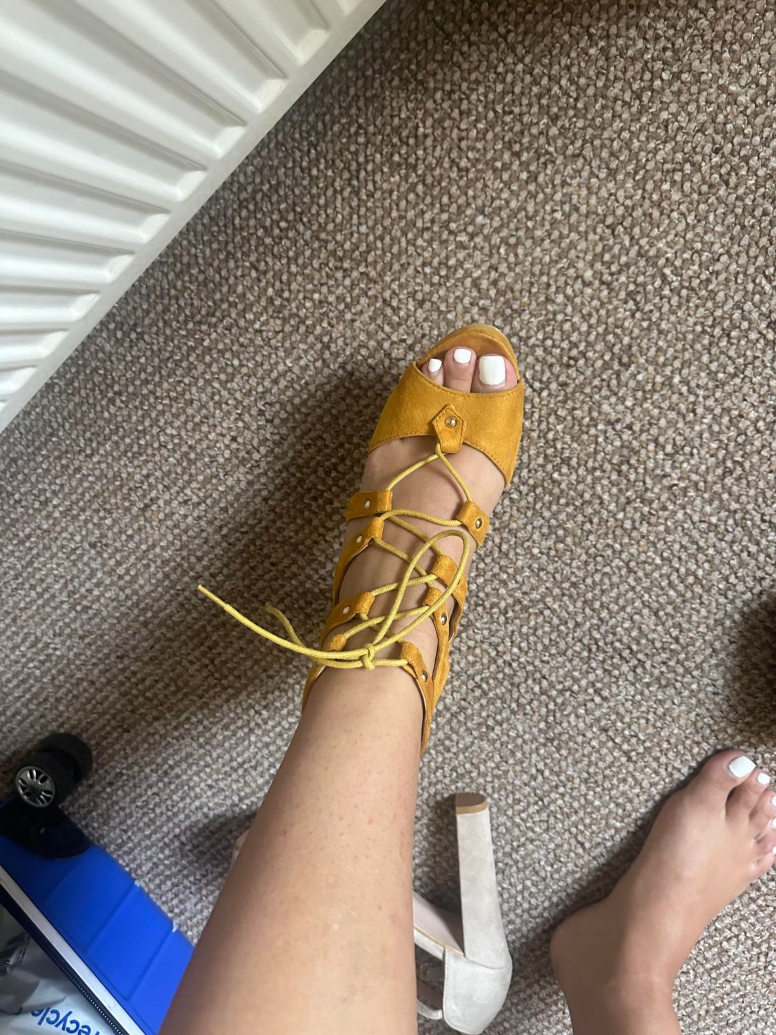 elanor exposed footslut #25sH446J
