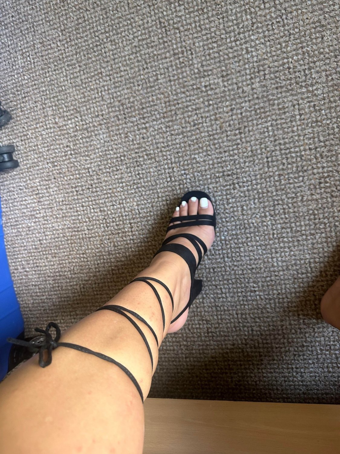 elanor exposed footslut #EpNuAUhM