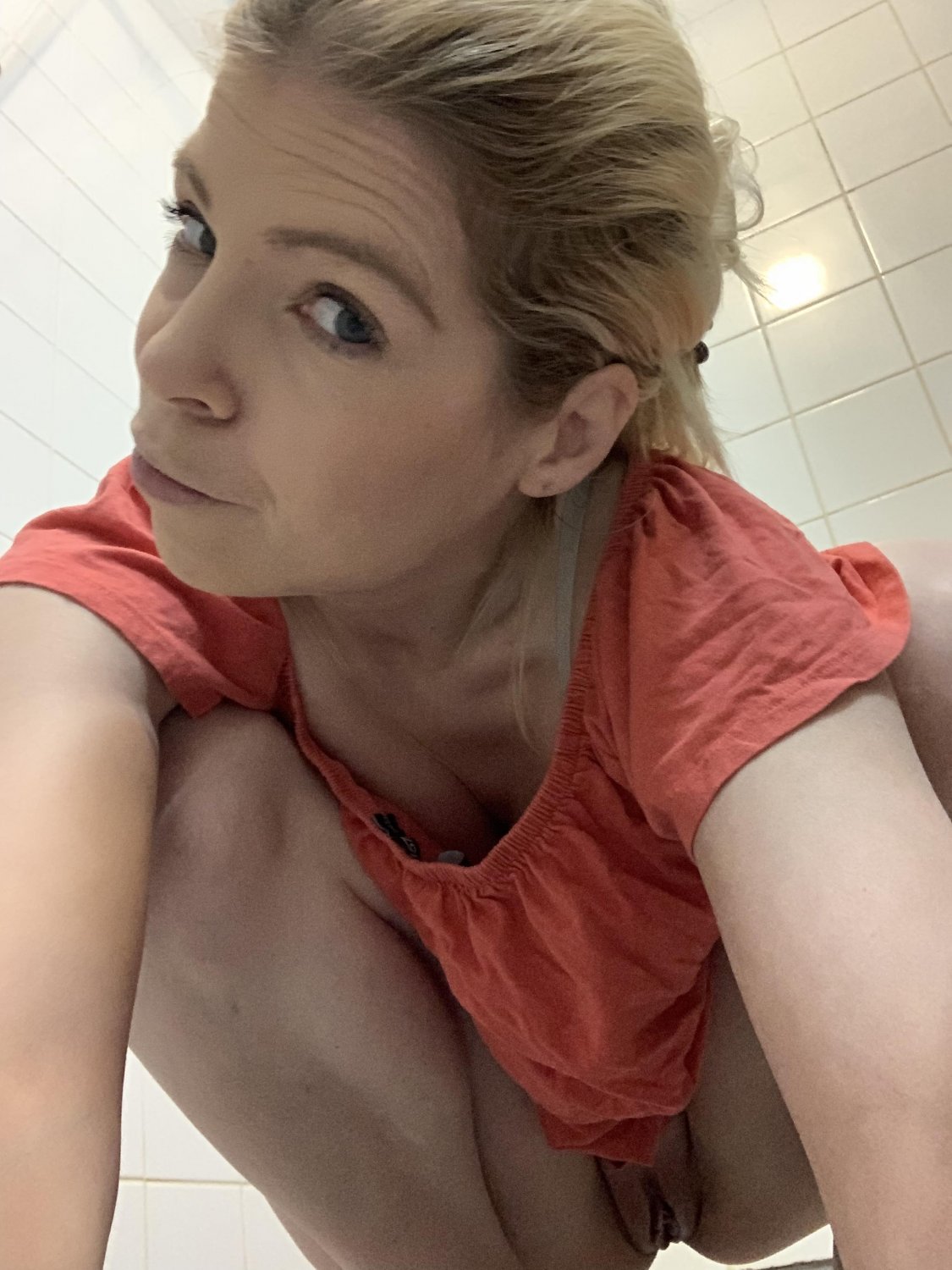 Escort blonde #CeGwtJkd