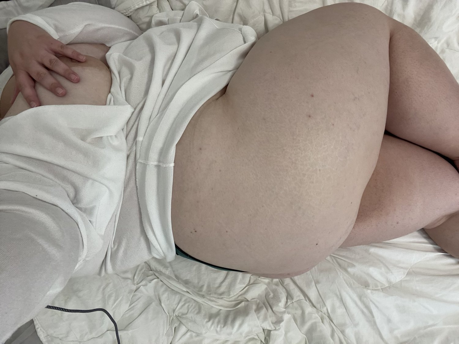 Sexy Twitter girl Bea Gray (@graybea46) showing off her curves #MMqAdow2