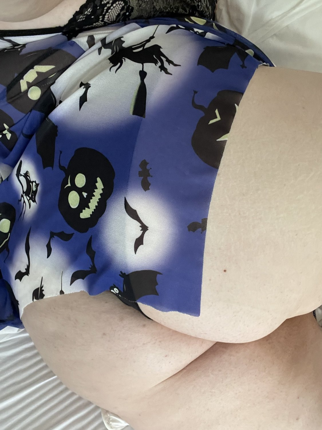 Sexy Twitter girl Bea Gray (@graybea46) showing off her curves #aewgj9HJ