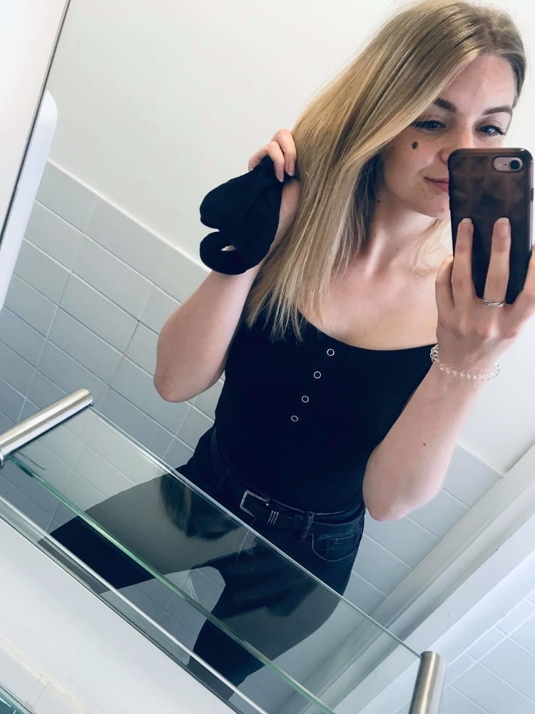 Another Blonde selfie babe #QiLdIPrt