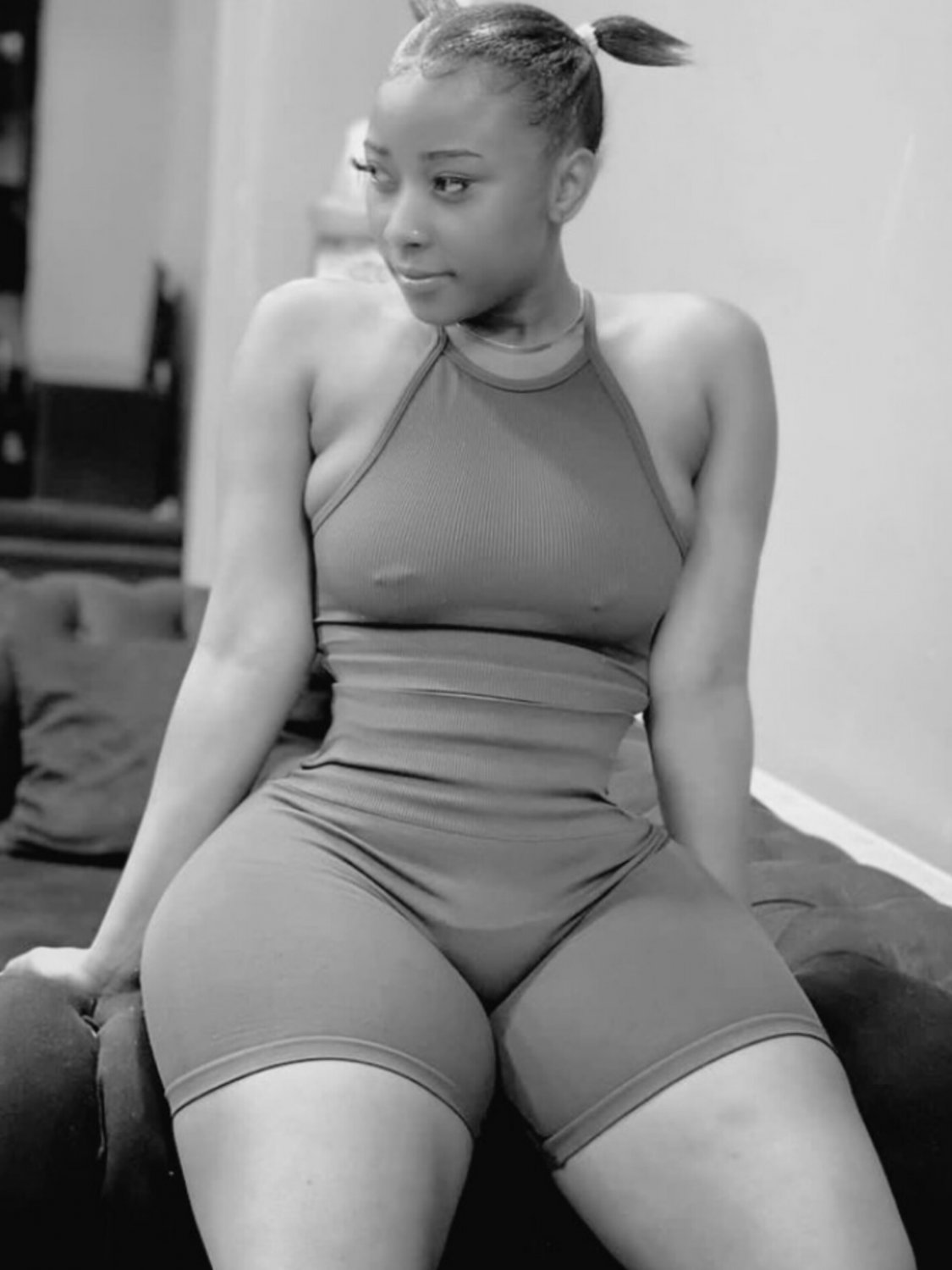 B&W #IvDKwo0M