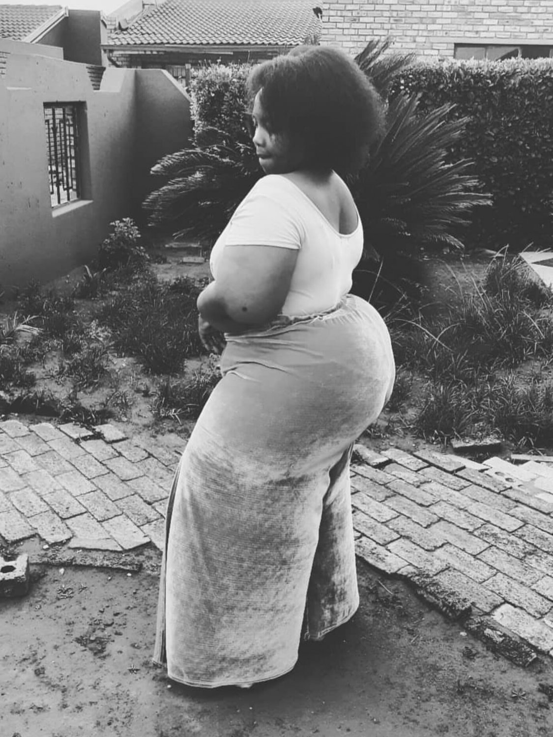 B&W #eMm1gPmj