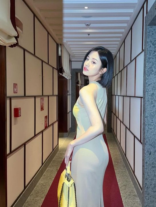 (R34) Slut Off Yujin vs Eunbi VOTE in comments #392d2nMS