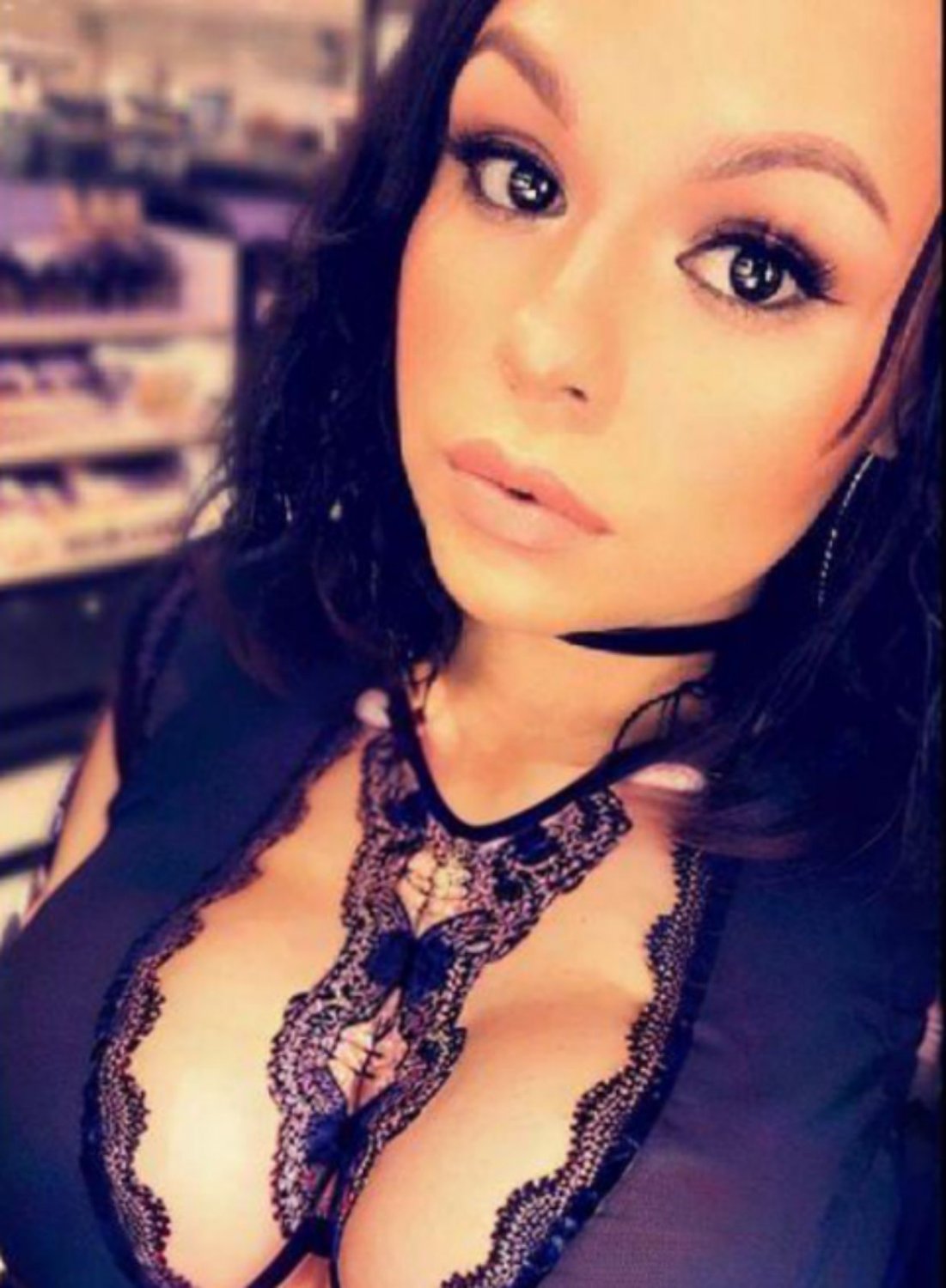 This slut will blow and lick anyone young and the uglier the better #wimiIXWV
