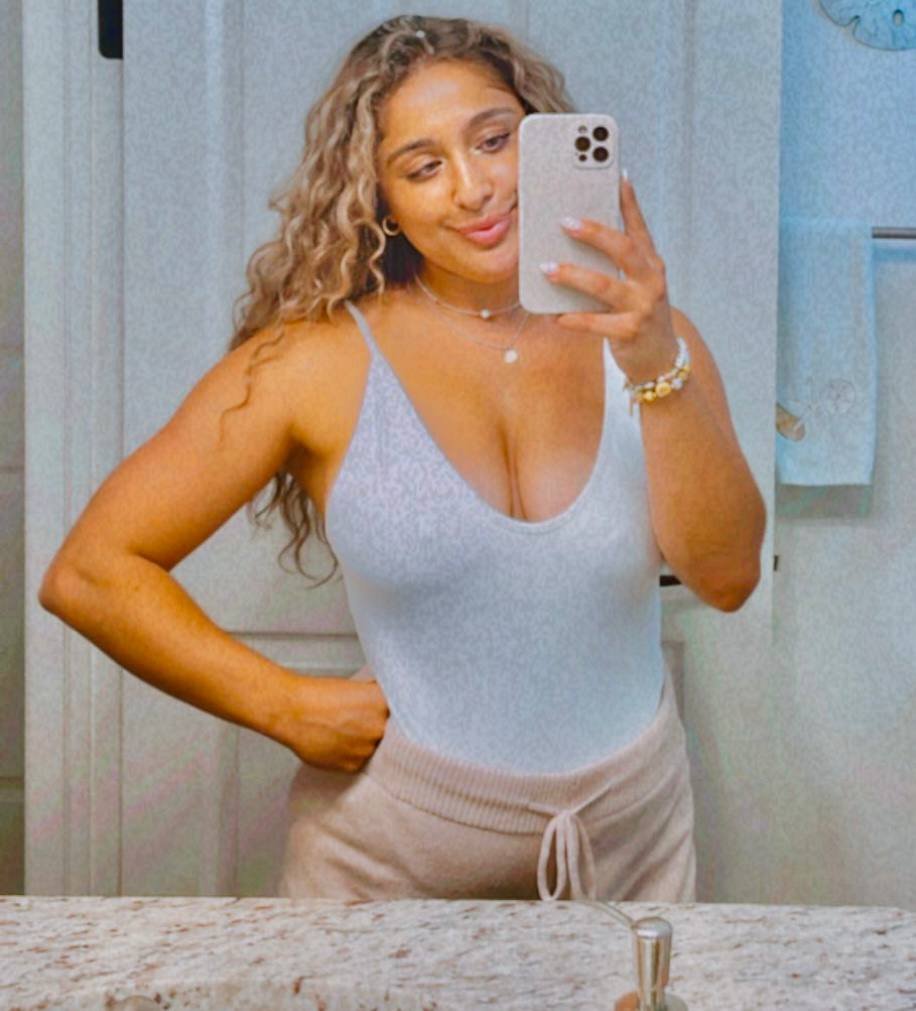 ALyssa Giorno slut showing of her juicy ass an tits! #HcbsTYzx