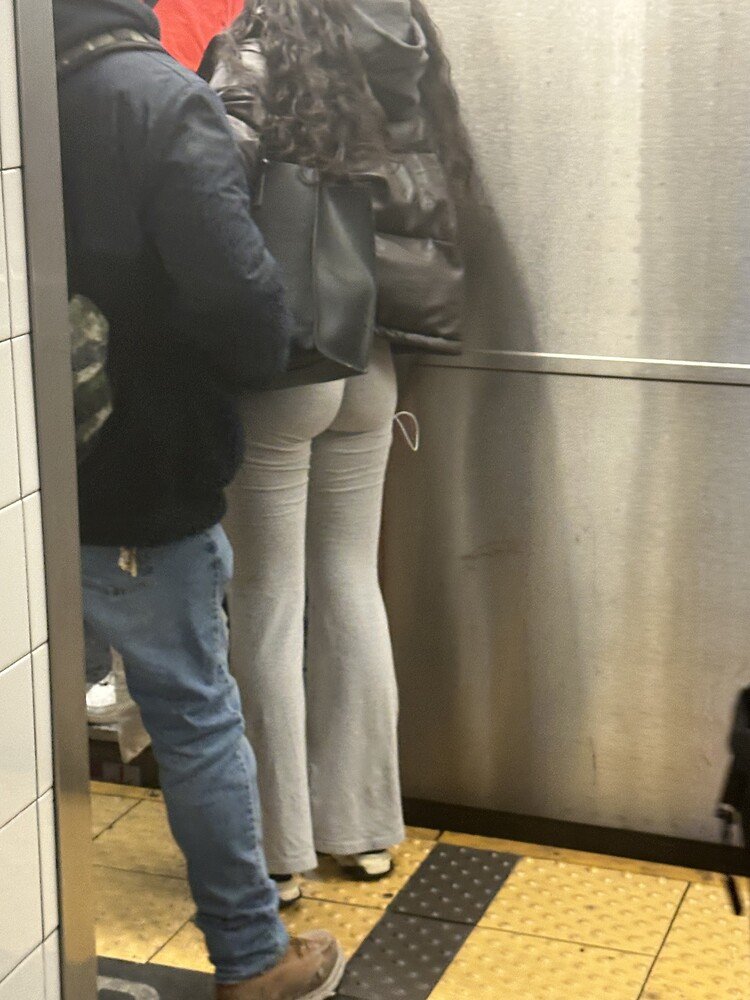 Nice butt in grey leggings #1nywi6ht