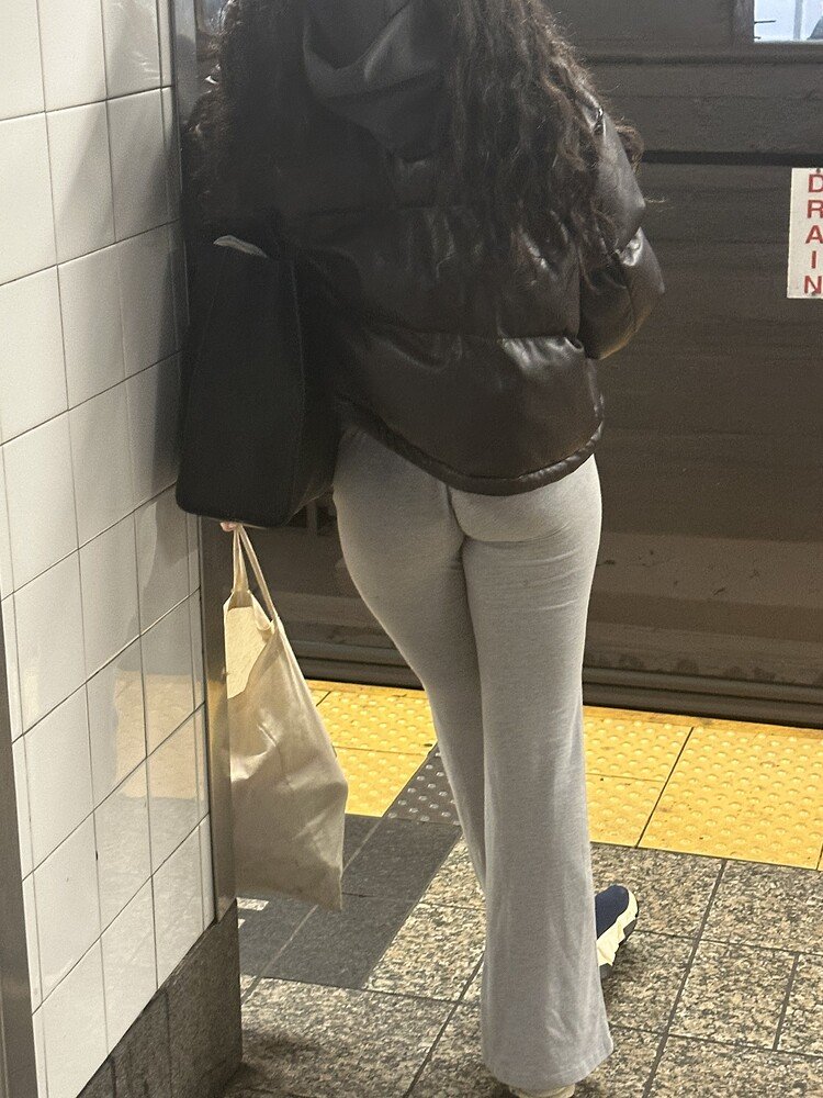 Nice butt in grey leggings #EoHbBGUF
