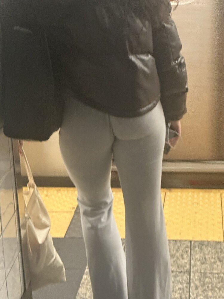 Nice butt in grey leggings #hD5y6GBp