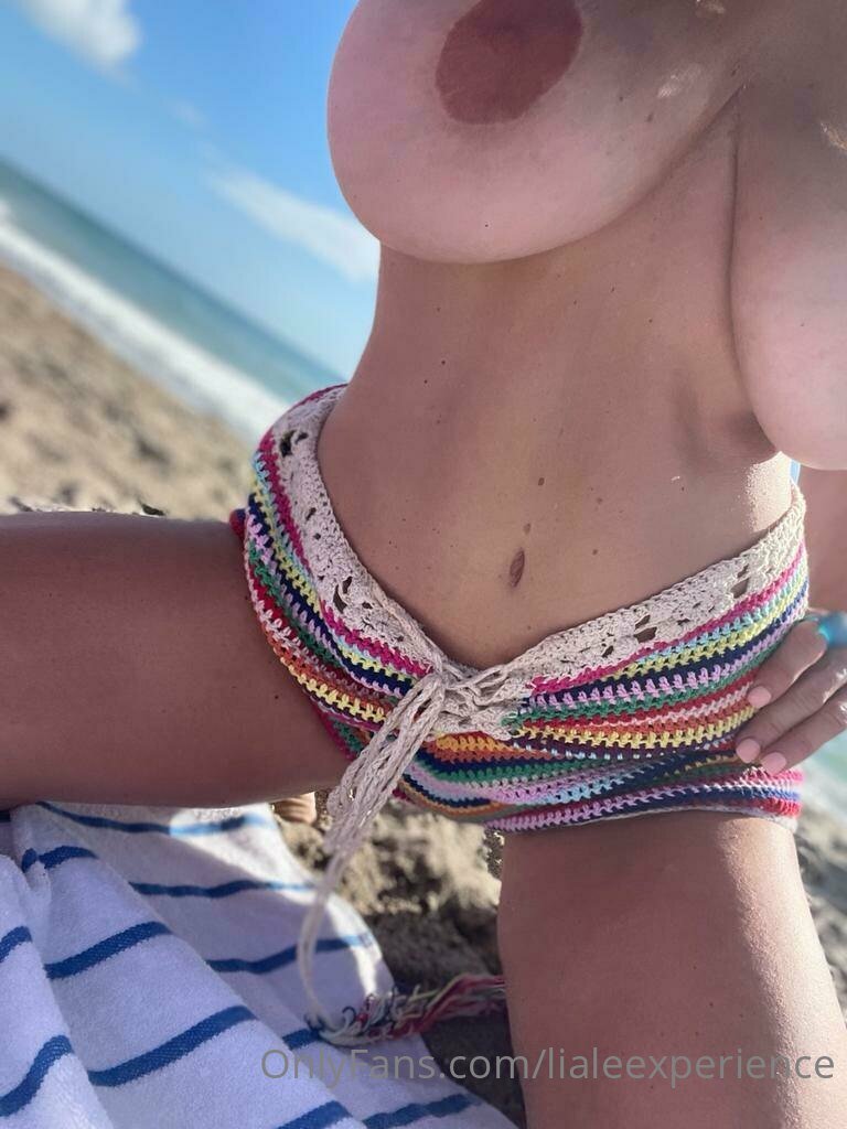Capturing the perfect angle to showcase her assets 👀🔥 Big breast energy - ˥ᴉɐlǝǝxdǝɹᴉǝuɔǝ #71FDy0H1