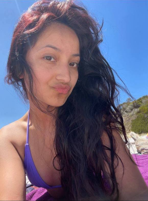 Brunette girl #cUQ0RVl2