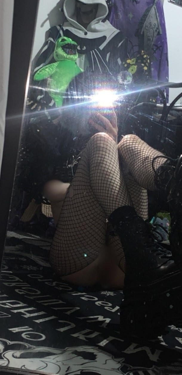 Worship me. Follow me into the dark. Tell me all your fantasies #UevZsHhu