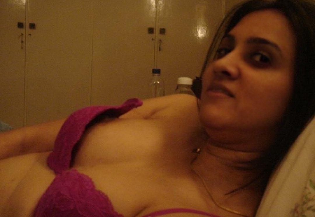 Slut Radhika needs to be exposed more #Z2gS5Jom