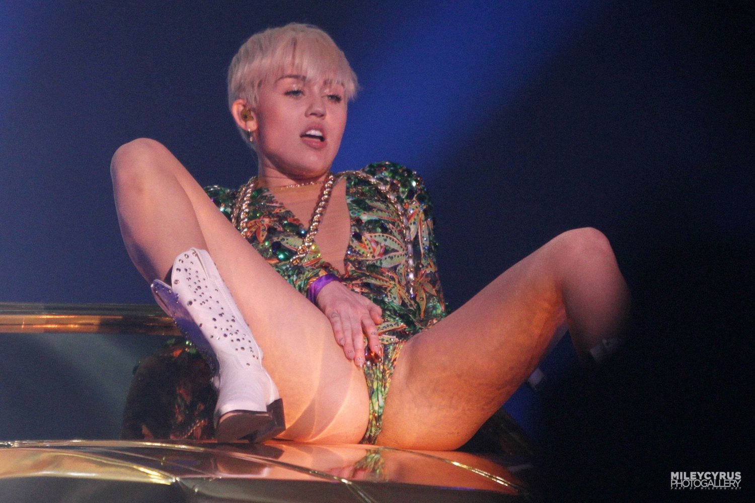 Miley_Cyrus_Gorgeous_Whore #2dh8BHFV