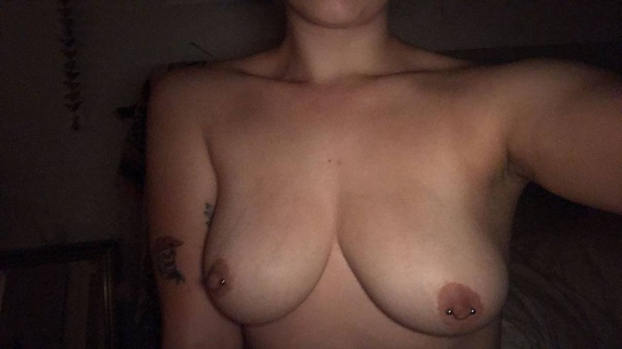 Slut Sarah for all of you to enjoy #OxpbcO8i