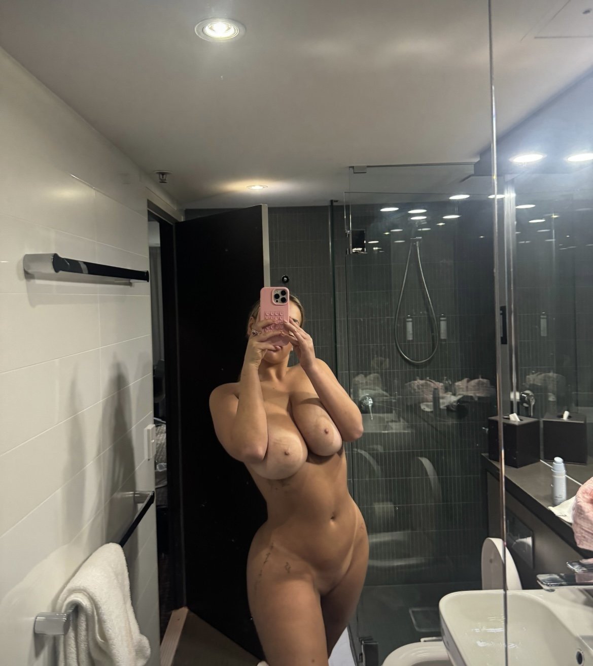 Curvy bombshell #Dec19PhX