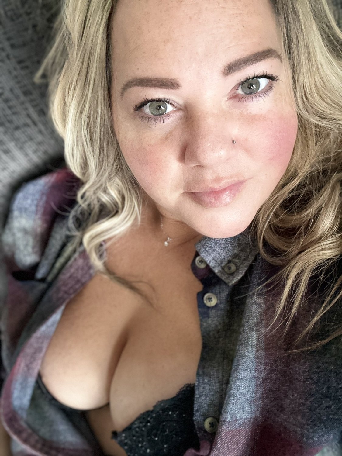 Gorgeous Canadian Twitter girl #Ls8SGrUB