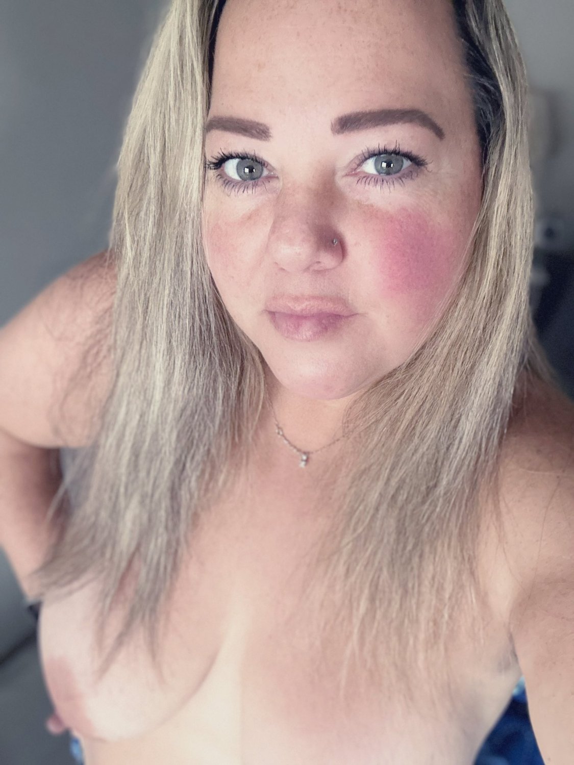 Gorgeous Canadian Twitter girl #yl6A5EV0