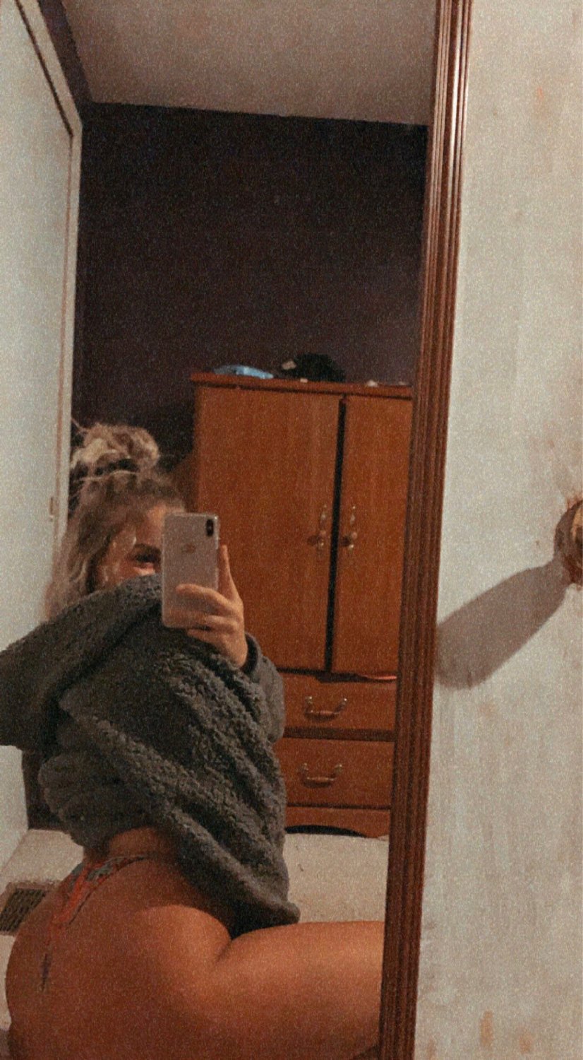 Claire P. mirror selfies #bFcqU09c