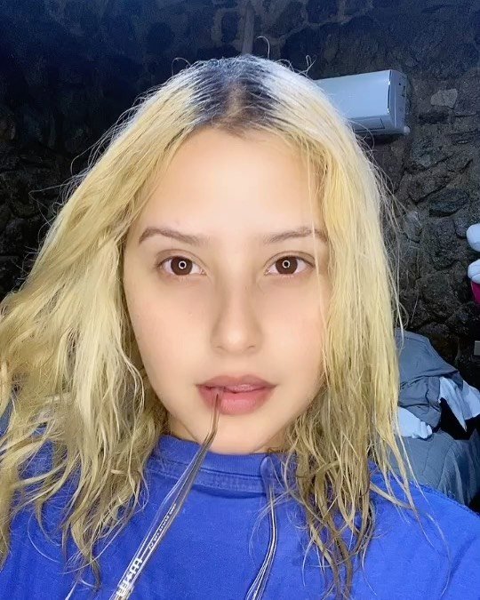 Caroline #LdeZSLLl