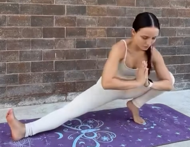 Larissa manoela -dia de yoga sexy #sBd2Uqno