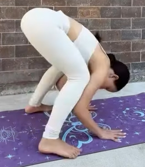 Larissa manoela -dia de yoga sexy #uZQeBiXN