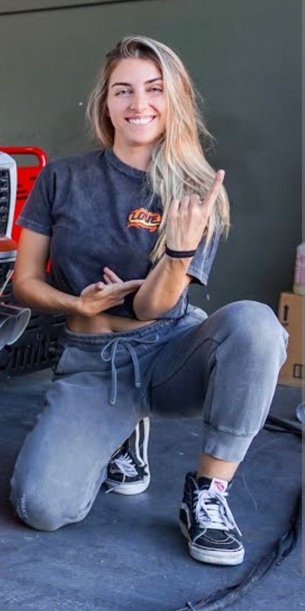 Emelia Hartford is so hot #AdHbWSNj