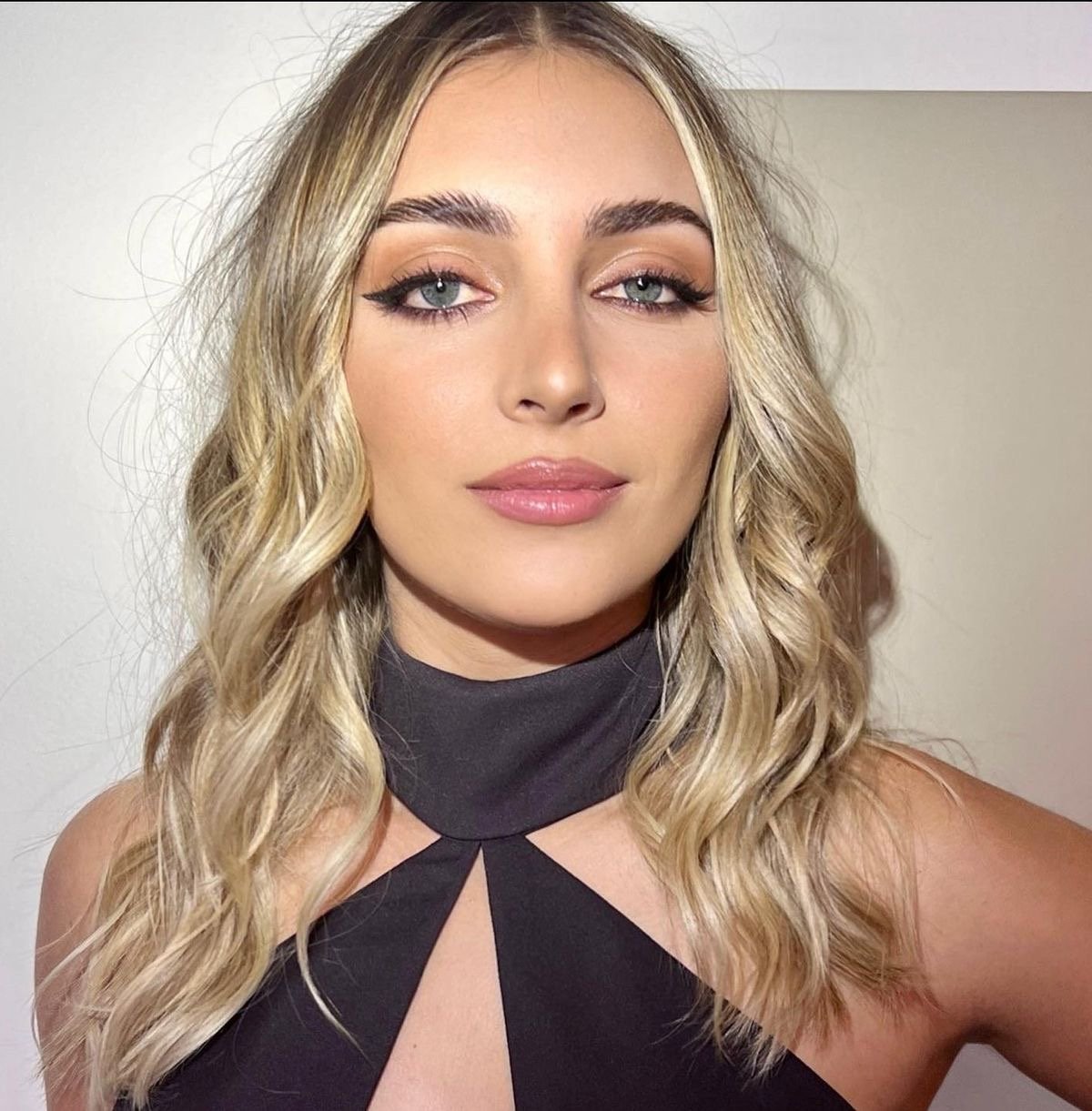 Emelia Hartford is so hot #PCyynWY0