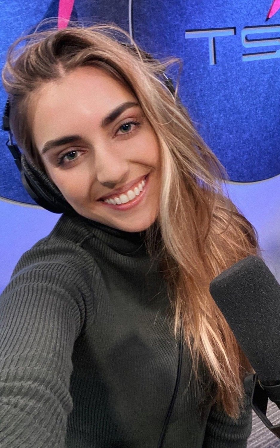 Emelia Hartford is so hot #XtT85EeY