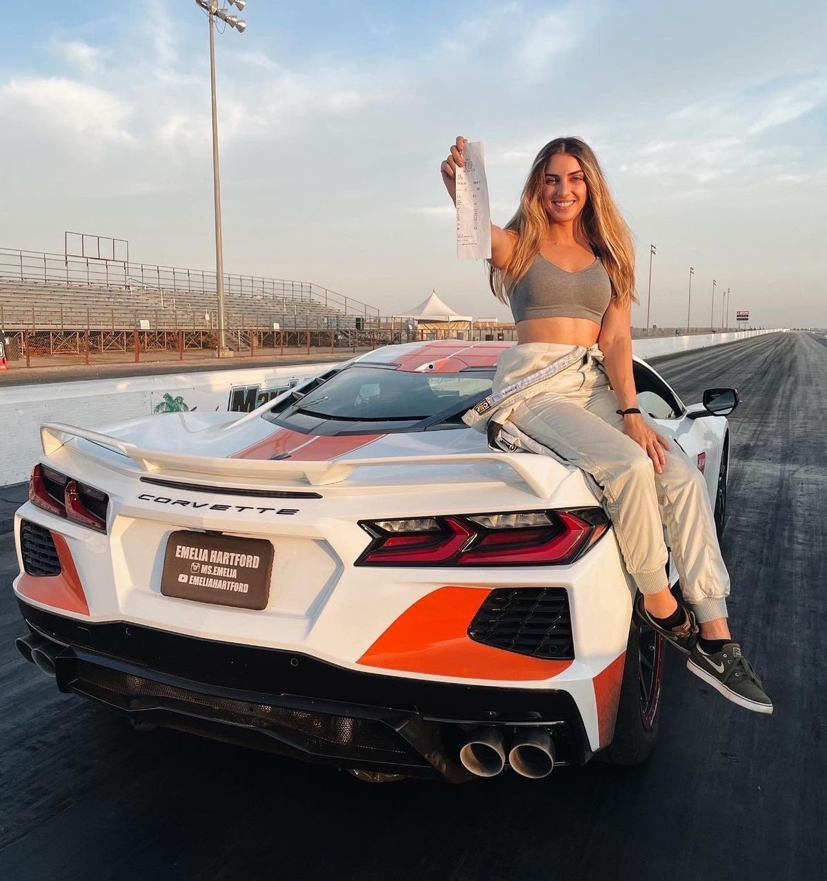 Emelia Hartford is so hot #coY8tkFB