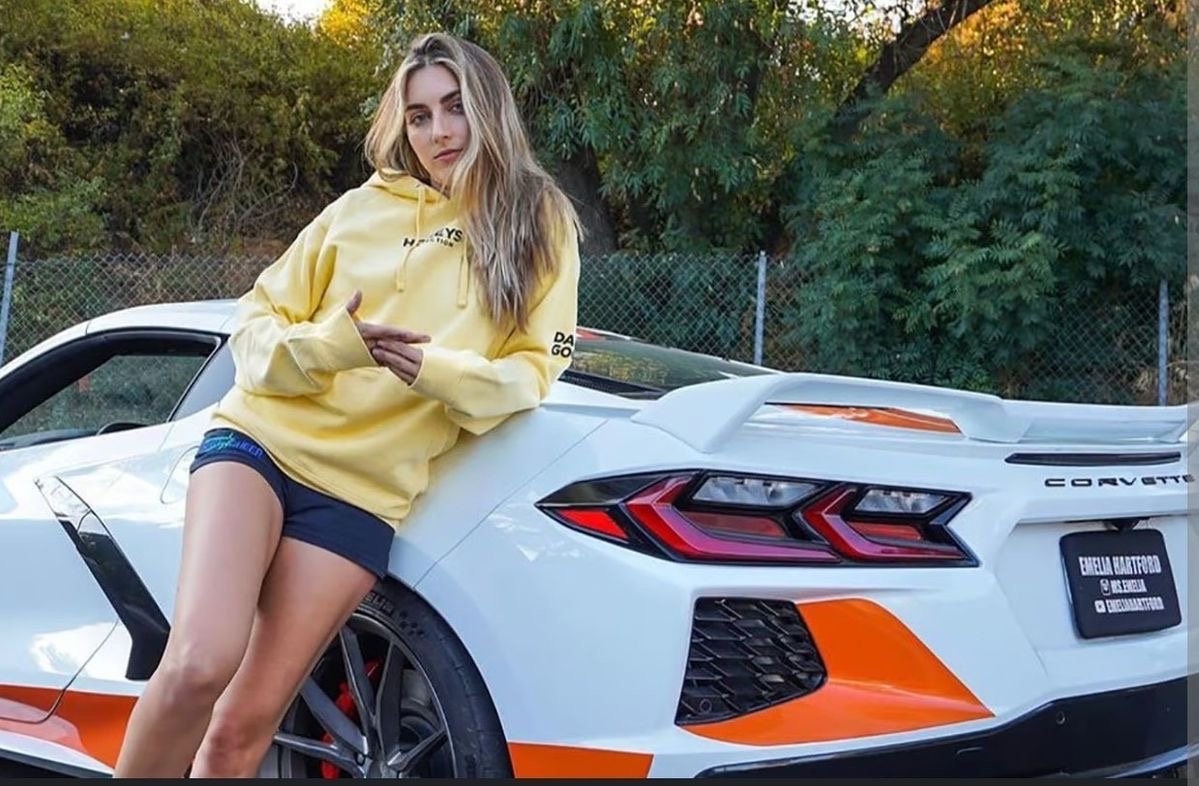 Emelia Hartford is so hot #iBm1sz88