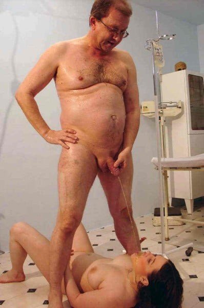 Girls pissed on 34 #PhKHB42c