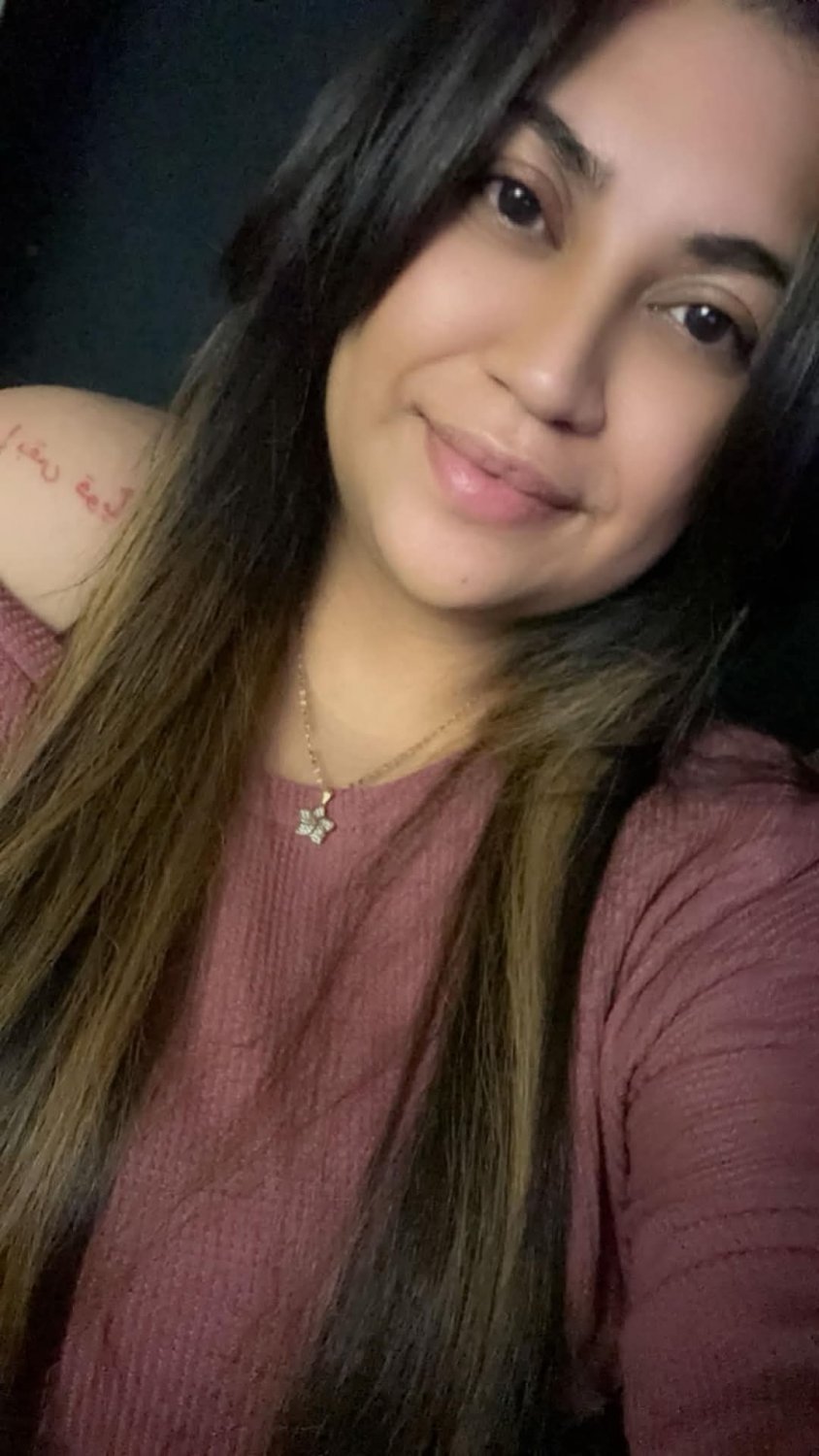This pig🐷 is my cousin 🐽and all she knows🙇♀️ is how to eat 🐖 what yall tink?? She hot😈🤔 #CVglB4Fc