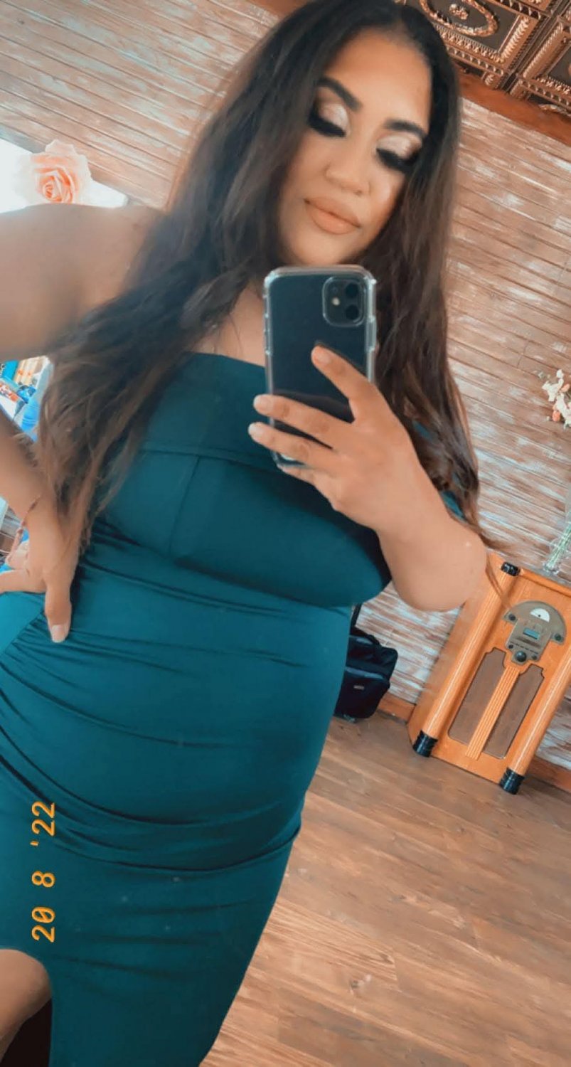This pig🐷 is my cousin 🐽and all she knows🙇♀️ is how to eat 🐖 what yall tink?? She hot😈🤔 #gPVrDkpl
