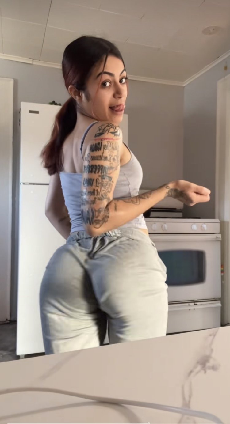 Latina #CJCWPfjU