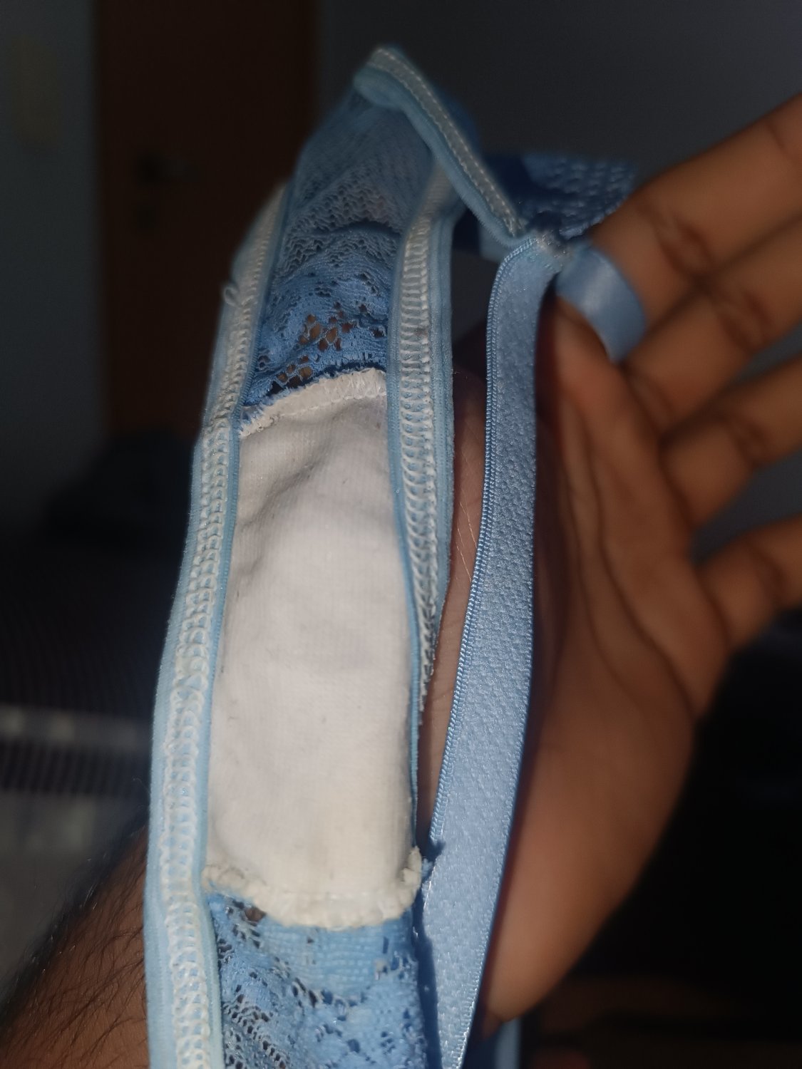 Comprei uma calcinha usada, estava suja, com um cheiro forte de buceta, lambi até limpa-la #0OO8zKEs