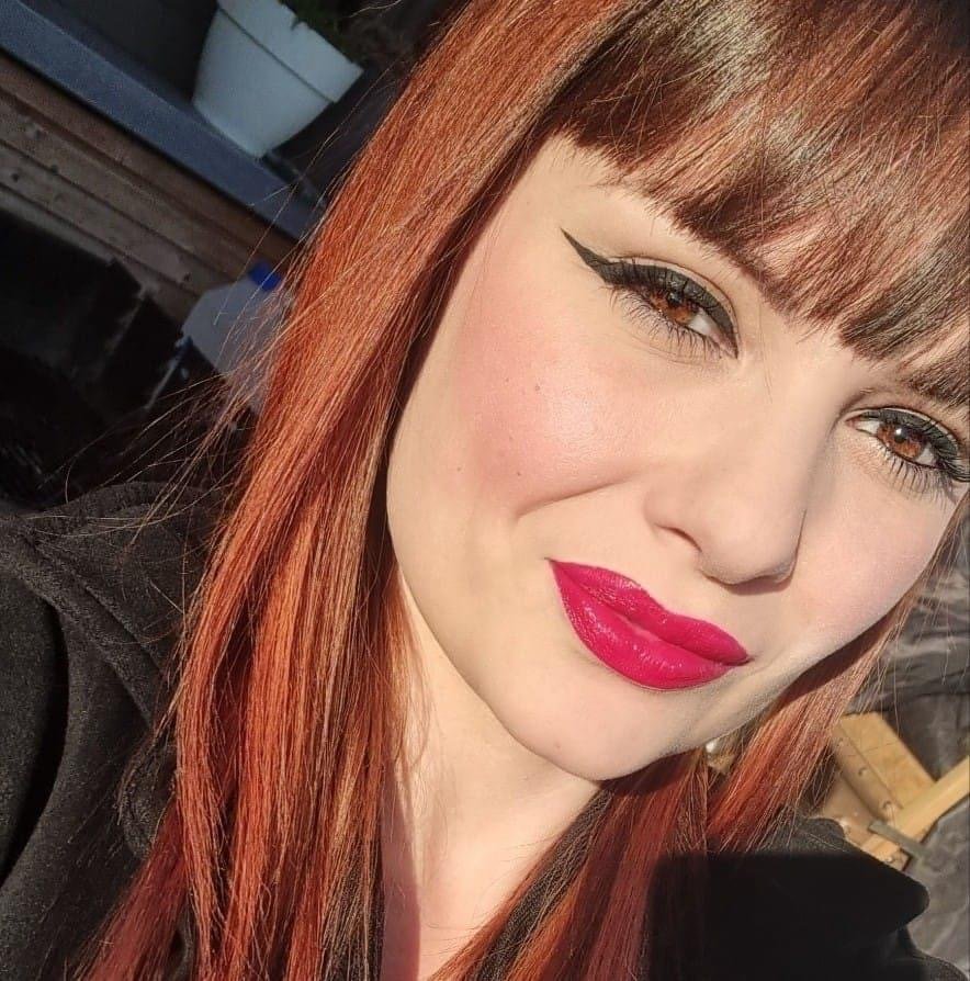 Beauty irl with her hot face #87zG1AMS