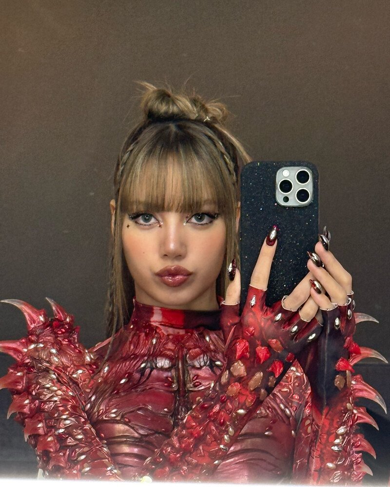 250422-LISA-Instagram-Update-with-JENNIE-documents-9 #Ax9LJArL